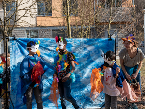 Kinder mit Vogelmasken 