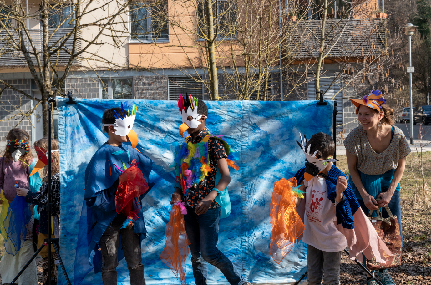 Kinder mit Vogelmasken 